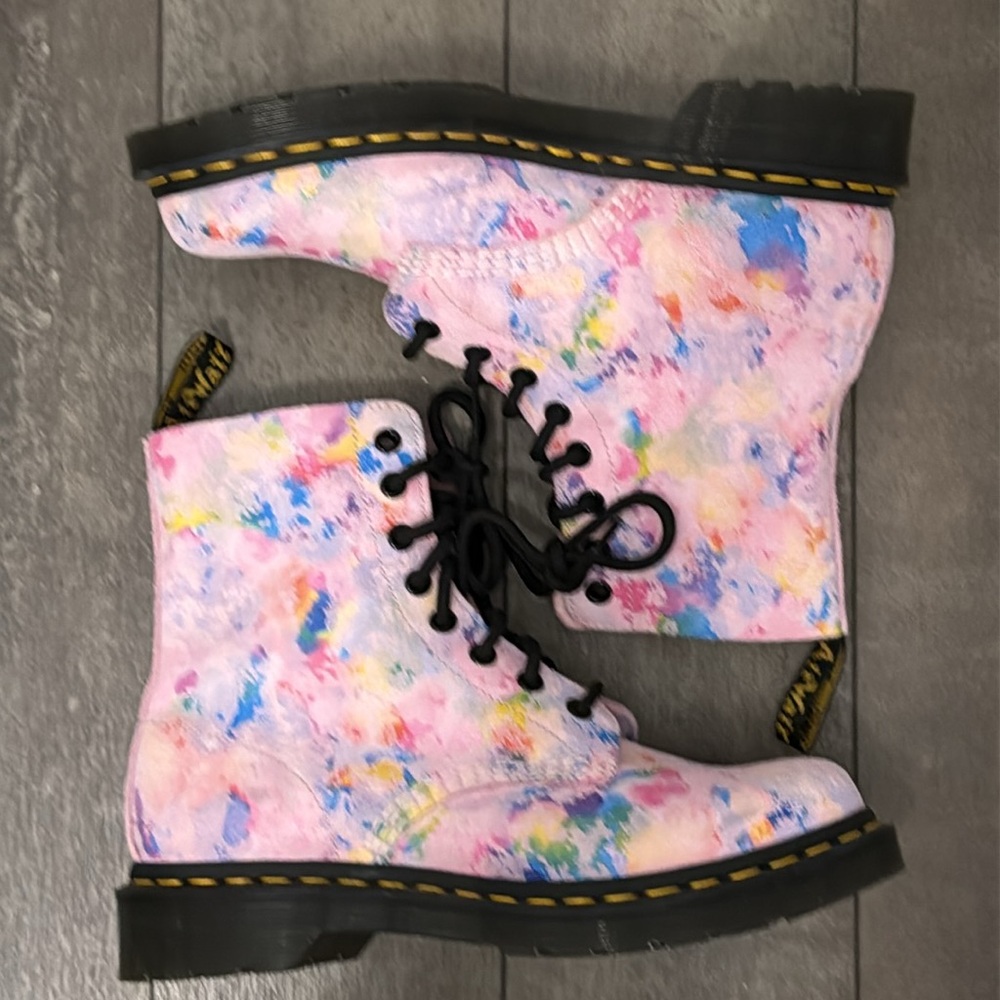 NEW Dr.Martens Pink Suede Confetti Paint Splatter Lace up Boots, size 7 🎨